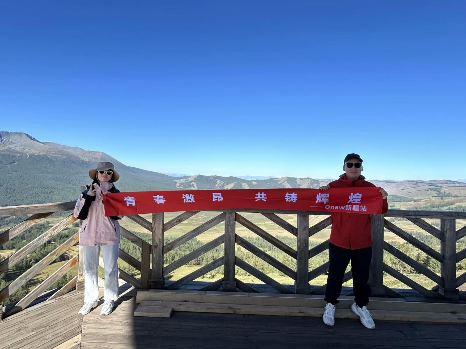 Impulsando conexiones: el equipo de [ONEWPOWER] explora las fronteras de Xinjiang en una expedición inolvidable