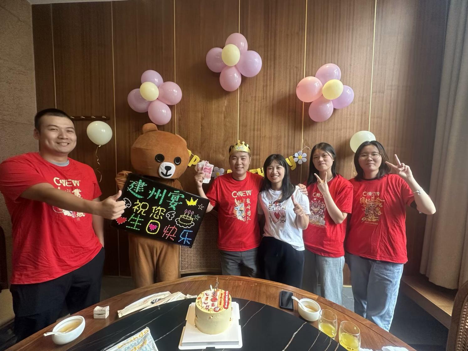 El poder transmite calidez: ONEWPOWER celebra el cumpleaños especial de Peter