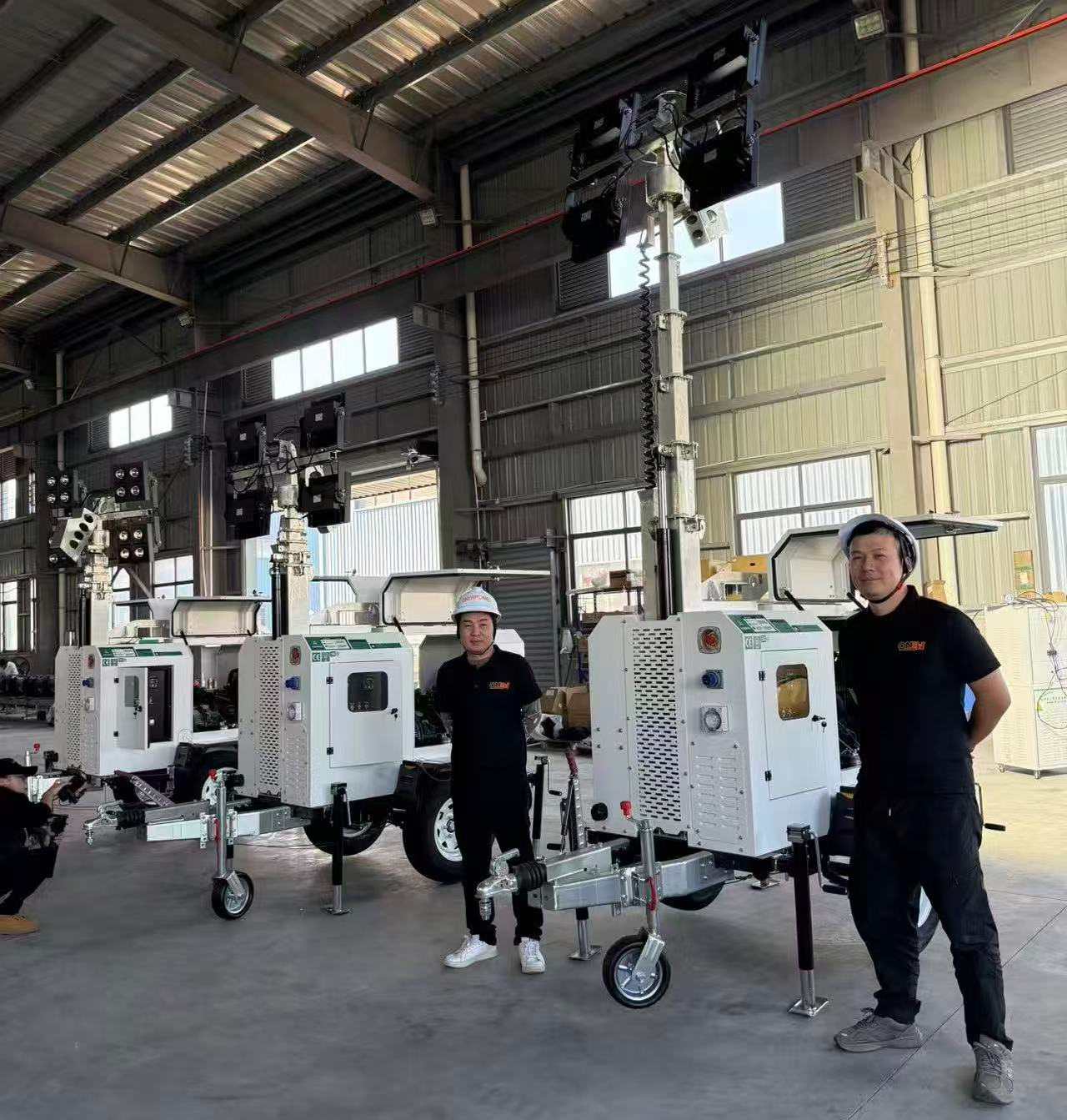 Nuevo lote de generadores de torres de iluminación personalizados, completado y listo para envío global.