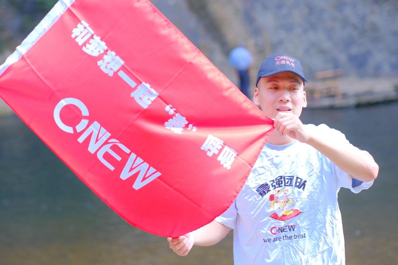 El retiro de formación de equipos ONEWPOWER se celebró en un pintoresco valle